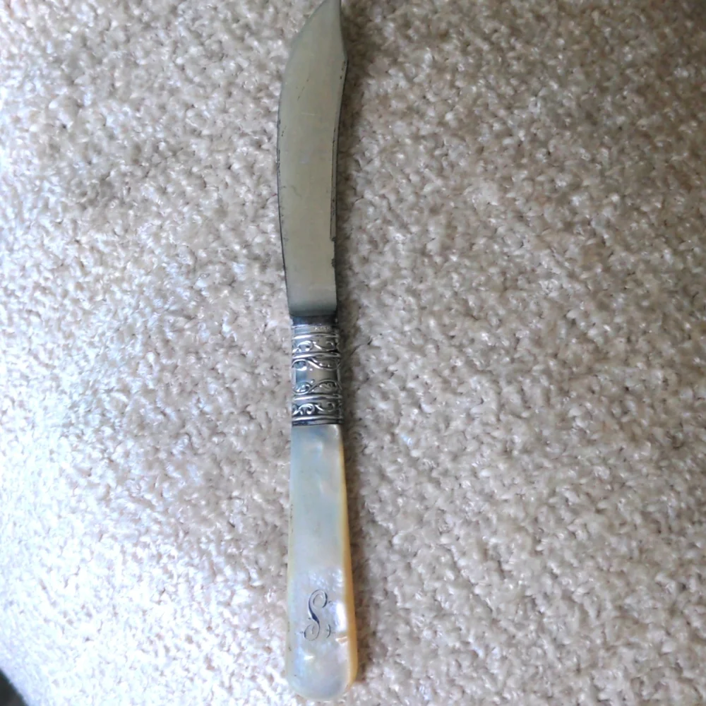Sterling Vintage Knives, Mother of Pearl Handles, Fruit, Cheese, Etc. EUC
